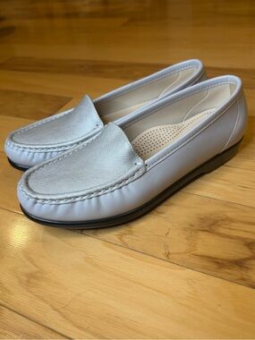 SAS Tripad Comfort Silver Leather Loafers Womens 7.5 W Wide Slip On Shoes